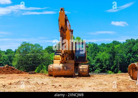 An sonnigen Tagen befindet sich ein Bagger auf der Baustelle Stockfoto