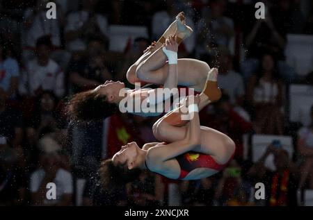 Paris, Frankreich. 31. Juli 2024. Hongchan Quan und Yuxi Chen aus China tauchen am Mittwoch, den 31. Juli, während der synchronisierten 10-m-Plattform der Olympischen Sommerspiele 2024 im Aquatics Center in Saint Denis, nördlich von Paris, Frankreich, 2024. China gewann Gold. Foto: Maya Vidon-White/UPI. Quelle: UPI/Alamy Live News Stockfoto