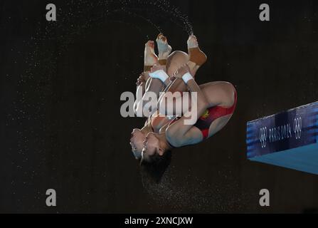 Paris, Frankreich. 31. Juli 2024. Hongchan Quan und Yuxi Chen aus China tauchen am Mittwoch, den 31. Juli, während der synchronisierten 10-m-Plattform der Olympischen Sommerspiele 2024 im Aquatics Center in Saint Denis, nördlich von Paris, Frankreich, 2024. China gewann Gold. Foto: Maya Vidon-White/UPI. Quelle: UPI/Alamy Live News Stockfoto