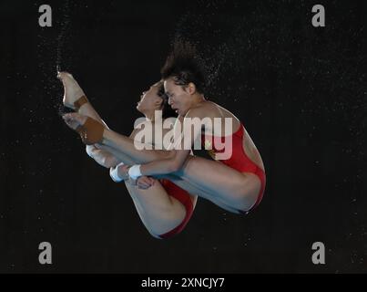 Paris, Frankreich. 31. Juli 2024. Hongchan Quan und Yuxi Chen aus China tauchen am Mittwoch, den 31. Juli, während der synchronisierten 10-m-Plattform der Olympischen Sommerspiele 2024 im Aquatics Center in Saint Denis, nördlich von Paris, Frankreich, 2024. China gewann Gold. Foto: Maya Vidon-White/UPI. Quelle: UPI/Alamy Live News Stockfoto