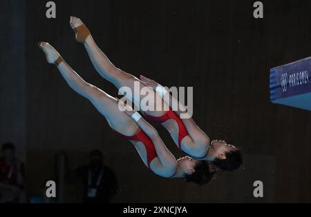 Paris, Frankreich. 31. Juli 2024. Hongchan Quan und Yuxi Chen aus China tauchen am Mittwoch, den 31. Juli, während der synchronisierten 10-m-Plattform der Olympischen Sommerspiele 2024 im Aquatics Center in Saint Denis, nördlich von Paris, Frankreich, 2024. China gewann Gold. Foto: Maya Vidon-White/UPI. Quelle: UPI/Alamy Live News Stockfoto