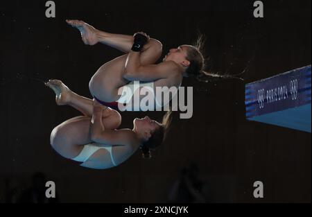 Paris, Frankreich. 31. Juli 2024. Jade Gillet und Emily Hallifax aus Frankreich tauchen am Mittwoch, den 31. Juli, während der synchronisierten 10-m-Plattform der Olympischen Sommerspiele 2024 im Aquatics Center in Saint Denis, nördlich von Paris, Frankreich. 2024. China gewann Gold. Foto: Maya Vidon-White/UPI. Quelle: UPI/Alamy Live News Stockfoto