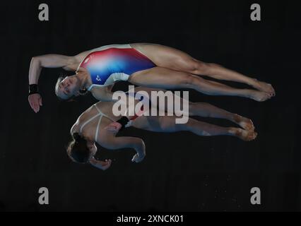Paris, Frankreich. 31. Juli 2024. Jade Gillet und Emily Hallifax aus Frankreich tauchen am Mittwoch, den 31. Juli, während der synchronisierten 10-m-Plattform der Olympischen Sommerspiele 2024 im Aquatics Center in Saint Denis, nördlich von Paris, Frankreich. 2024. China gewann Gold. Foto: Maya Vidon-White/UPI. Quelle: UPI/Alamy Live News Stockfoto