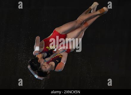 Paris, Frankreich. 31. Juli 2024. Hongchan Quan und Yuxi Chen aus China tauchen am Mittwoch, den 31. Juli, während der synchronisierten 10-m-Plattform der Olympischen Sommerspiele 2024 im Aquatics Center in Saint Denis, nördlich von Paris, Frankreich, 2024. China gewann Gold. Foto: Maya Vidon-White/UPI. Quelle: UPI/Alamy Live News Stockfoto