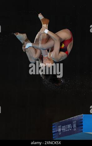 Paris, Frankreich. 31. Juli 2024. Hongchan Quan und Yuxi Chen aus China tauchen am Mittwoch, den 31. Juli, während der synchronisierten 10-m-Plattform der Olympischen Sommerspiele 2024 im Aquatics Center in Saint Denis, nördlich von Paris, Frankreich, 2024. China gewann Gold. Foto: Maya Vidon-White/UPI. Quelle: UPI/Alamy Live News Stockfoto
