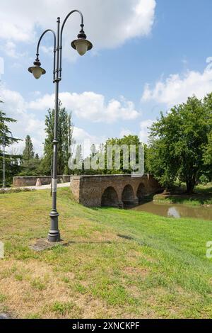Panoramablick auf den Park rund um die Abtei Pomposa. Stockfoto