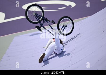 Versailles, Frankreich. 31. Juli 2024. Olympia, Paris 2024, Radfahren, BMX, Freestyle, Frauen, Finale, Laury Perez aus Frankreich stürzt ab. Quelle: Sina Schuldt/dpa/Alamy Live News Stockfoto