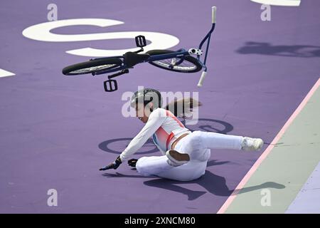 Versailles, Frankreich. 31. Juli 2024. Olympia, Paris 2024, Radfahren, BMX, Freestyle, Frauen, Finale, Laury Perez aus Frankreich stürzt ab. Quelle: Sina Schuldt/dpa/Alamy Live News Stockfoto