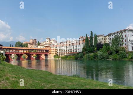 Blick auf die Alte Brücke in Bassano del Grappa, auch ponte degli Alpini genannt, Italien Stockfoto