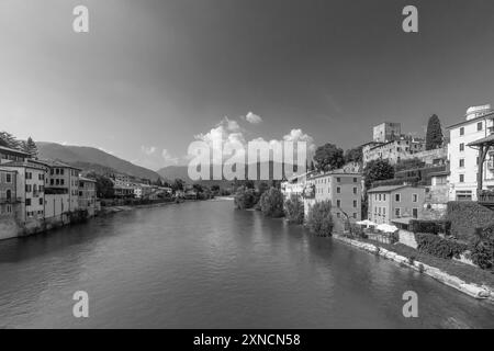 Blick auf die Alte Brücke in Bassano del Grappa, auch ponte degli Alpini genannt, Italien Stockfoto