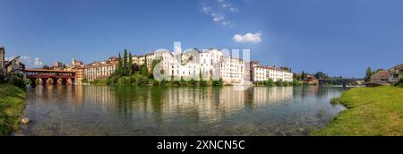 Blick von der Alten Brücke in Bassano del Grappa, auch ponte degli Alpini genannt, auf die historische Skyline von Bassano di Grappa, Italien Stockfoto