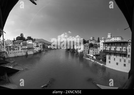 Blick von der Alten Brücke in Bassano del Grappa, auch ponte degli Alpini genannt, auf die historische Skyline von Bassano di Grappa, Italien Stockfoto