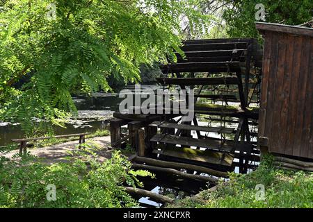 Traditionelle hölzerne Wassermühle auf Klátovské Rameno in der Nähe von Dunajský Klátov auf der Insel Roggen Stockfoto