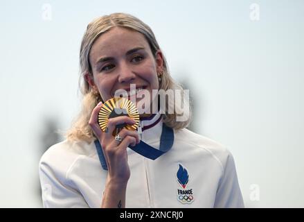 Paris, Frankreich, 31. Juli 2024; Olympische Spiele in Paris, Paris, Frankreich, Tag 5; Einzeltriathalon für Damen und Herren in Pont Alexandre III, Cassandre Beaugrand (Fra), nachdem er die Goldmedaille in der Triathalon-Saison für Damen gewonnen hatte. Credit: Action Plus Sports Images/Alamy Live News Stockfoto