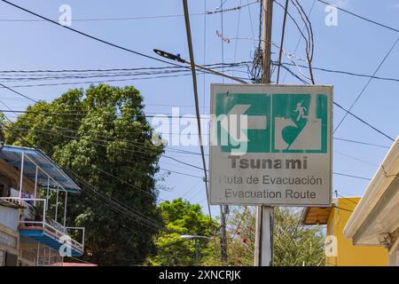 San Juan del Sur, Nicaragua - 23. März 2024: Tsunami-Warnschild mit spanischem Text in den Straßen von San Juan del Sur in Nicaragua Stockfoto