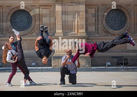 Bristo Square, Edinburgh, Schottland, Großbritannien. 30. Juli 2024. EdFringe Photocall: DANCE ‘N’ SPEAK EASY von HIP-Hop-WELTMEISTERN „Wanted Posse“ Hip-Hop-WELTMEISTER in einem elektrisierenden alternativen Universum, in dem Charleston-Fußstapfen und Jitterbug-Beats in einem New York Speakeasy der 1920er Jahre auf Freestyle-Hip-Hop treffen. 1.-26. August um 15:25 Uhr in McEwan Hall. Quelle: Arch White/Alamy Live News. Stockfoto