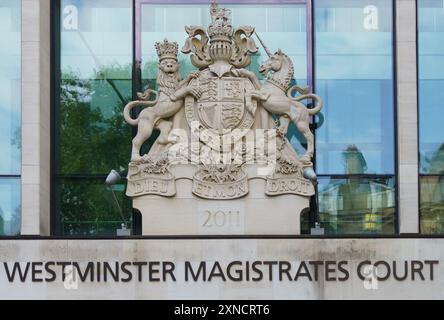 Westminster Magistrates Court Wappen und Beschilderung über dem Gerichtseingang. London, Großbritannien Stockfoto