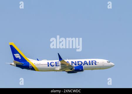 Zaventem, Belgien, 29. Juli 2024. Icelandair Airline Flugzeug nach dem Start vom Flughafen Brüssel Stockfoto