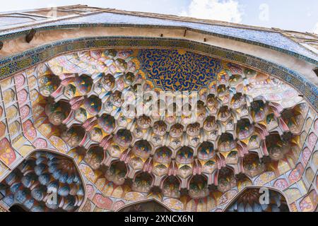 Dekorationsdetails des Außenportals von Abdulaziz Khan Madrasah, einer alten Madrassah in Buchara, Usbekistan. Sie wurde 1652-1654 erbaut Stockfoto