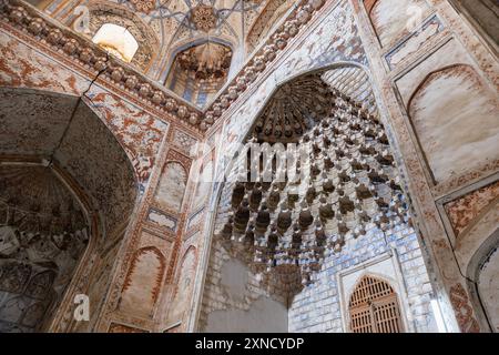 Mihrab in der Wintermoschee von Abdulaziz Khan Madrasah, einer alten Madrassah in Buchara, Usbekistan. Sie wurde 1652-1654 erbaut Stockfoto