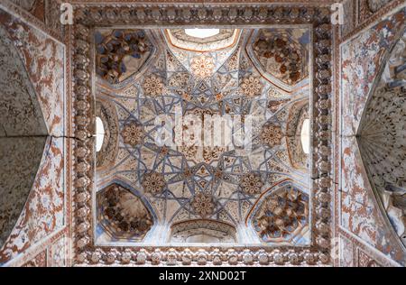 Decke der Wintermoschee von Abdulaziz Khan Madrasah, einer alten Madrassah in Buchara, Usbekistan. Sie wurde 1652-1654 erbaut Stockfoto