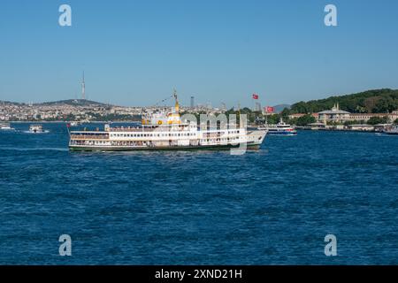 Passagiere nutzen Fähren in Istanbul zwischen zwei Kontinenten. Stockfoto