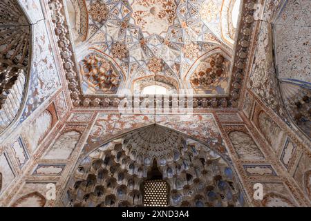 Innendetails der Wintermoschee von Abdulaziz Khan Madrasah, einer alten Madrassah in Buchara, Usbekistan. Sie wurde 1652-1654 erbaut Stockfoto