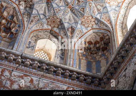 Im Inneren der Wintermoschee von Abdulaziz Khan Madrasah, einer alten Madrassah in Buchara, Usbekistan. Sie wurde 1652-1654 erbaut Stockfoto