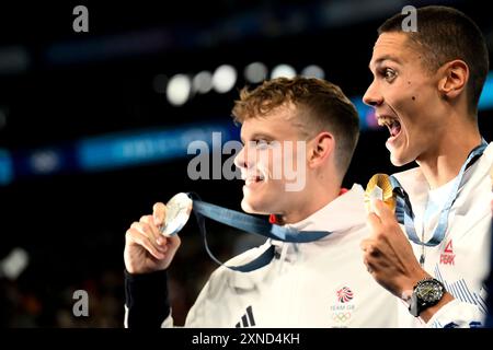 Matthew Richards aus Großbritannien und David Popovici aus Rumänien nehmen am 29. Juli 2024 an der Medaillenzeremonie des 200 m langen Freistil-Men-Finales während der Olympischen Spiele 2024 in Paris Teil. David Popovici belegte den ersten Platz und Matthew Richard den zweiten Platz, der die Silbermedaille gewann. Stockfoto