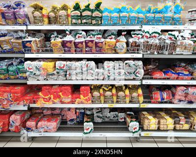 Petaling Jaya, Selangor, Malaysia - 29. Juli 2024 : Lotus's Supermarkt Supermarkt Supermarkt mit einer Vielzahl von vorverpackten Brotsorten Stockfoto