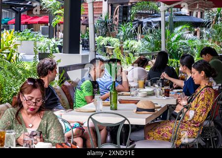 Open Air Restaurant, Greenbelt Einkaufszentrum, Zentrum von Manila, Philippinen Stockfoto