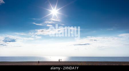 Aldeburgh Beach, Suffolk, England, Großbritannien, Großbritannien, sonniger Strand Meer und Himmel, Long Beach Landschaft und helle Sonne. Strandpanorama. Juli in Suffolk. Stockfoto