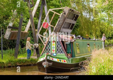 Schmalboot, das durch eine Liftbrücke auf dem Prees Branch des Llangollen Canal Whixall Shropshire fährt Stockfoto