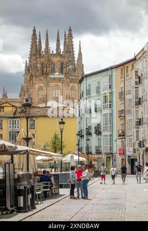 Menschen und Touristen in der Plaza Huerto del Rey in der spanischen Stadt Burgos, Kastilien Leon Spanien mit Blick auf die Kathedrale Stockfoto