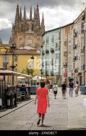 Menschen und Touristen in der Plaza Huerto del Rey in der spanischen Stadt Burgos, Kastilien Leon Spanien mit Blick auf die Kathedrale Stockfoto