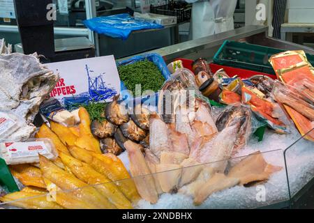 Getrockneter und geräucherter Fisch in einem Eisschrank auf dem Fischstand. Cardiff Market, 30.07.2024. Stockfoto