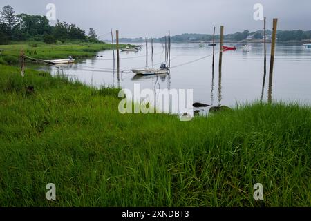 Vertäute Boote in der Nähe von Joshua Point, Leete's Island, am Long Island Sound, Guilford. CT, New England, USA. Stockfoto