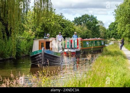 Schmalboote fahren auf dem Prees Branch des Llangollen Canal durch Whixall Shropshire Stockfoto