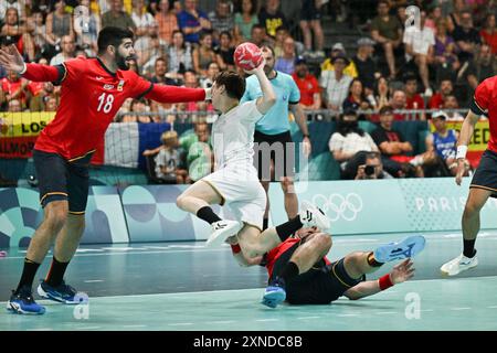 Paris, Frankreich. 31. Juli 2024. Imanol Garciandia (18), Japan Mitte zurück Kosuke Yasuhira (2) während des Handballspiels zwischen Spanien und Japon am 5. Tag der Olympischen Sommerspiele 2024 in Paris Sud am 31. Juli 2024. Foto: Laurent Zabulon/ABACAPRESS. COM Credit: Abaca Press/Alamy Live News Stockfoto