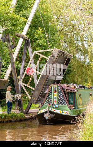 Schmalboot, das durch eine Liftbrücke auf dem Prees Branch des Llangollen Canal Whixall Shropshire fährt Stockfoto