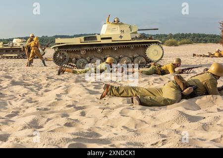 Błędów, Schlesien, Polen – 13. Juli 2024: Wiederaufbau der Schlacht aus dem Zweiten Weltkrieg. Tobruk 1942. Soldaten des deutschen afrika-korps auf einem Panzer Stockfoto