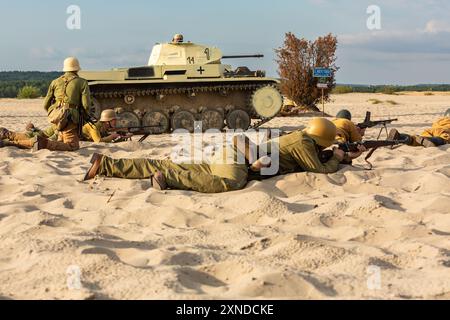 Błędów, Schlesien, Polen – 13. Juli 2024: Wiederaufbau der Schlacht aus dem Zweiten Weltkrieg. Tobruk 1942. Soldaten des deutschen afrika-korps auf einem Panzer Stockfoto