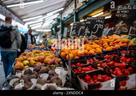 Wien, Österreich, 23. August 2022. Auf dem Naschmarkt hat man ein Nahbild mit saisonalen Früchten gemacht. Aprikosen, stachelige Birnen, Pfirsiche. Unschärfe Stockfoto