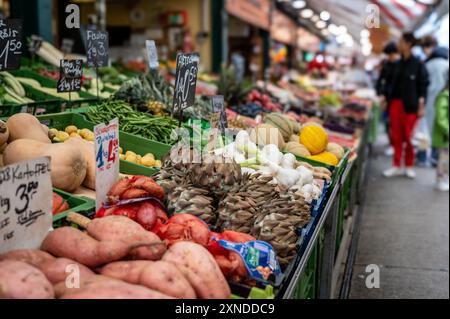 Wien, Österreich, 23. August 2022. Auf dem Naschmarkt, Nahaufnahme mit saisonalem Gemüse. Kartoffeln, Schalotten, Knoblauch, grüne Bohnen Stockfoto