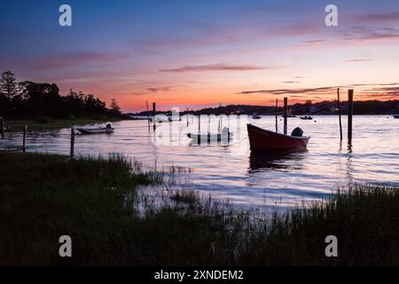 Vertäute Boote in der Nähe von Joshua Point, Leete's Island, am Long Island Sound, Guilford. CT, New England, USA. Stockfoto