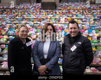 Melbourne, Australien. 31. Juli 2024. Freiwillige des Southern Homelessness Services Network posieren während der Veranstaltung. 6.000 Origami-Häuser wurden vom Victorian Homeless Network auf den Stufen des Parlamentsgebäudes von Victoria platziert und symbolisieren 10 % der Sozialwohnungen, die im Staat benötigt werden, um die Obdachlosigkeit zu beenden. Quelle: SOPA Images Limited/Alamy Live News Stockfoto