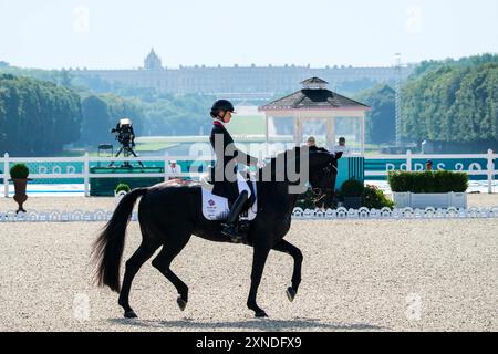 Versailles, Frankreich. 31. Juli 2024. Charlotte FRY reitet GLAMOURDALE, Reitsport, Dressurteam und Einzelpreis während der Olympischen Spiele Paris 2024 am 31. Juli 2024 im Château de Versailles in Versailles, Frankreich - Foto Christophe Bricot/DPPI Media Credit: DPPI Media/Alamy Live News Stockfoto