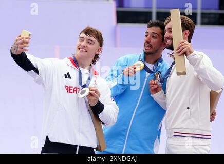 Goldmedaillengewinner Jose Torres Gil aus Argentinien (Mitte), Silbermedaillengewinner Kieran Reilly aus Großbritannien (links) und Bronzemedaillengewinner Anthony Jeanjean aus Frankreich (rechts) nach dem BMX Freestyle-Finale der Männer in La Concorde am fünften Tag der Olympischen Spiele 2024 in Paris. Bilddatum: Mittwoch, 31. Juli 2024. Stockfoto