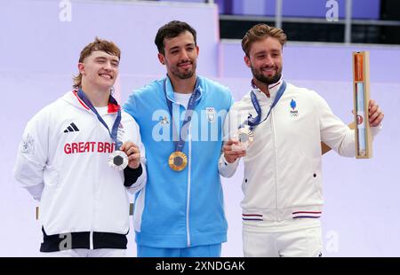 Goldmedaillengewinner Jose Torres Gil aus Argentinien (Mitte), Silbermedaillengewinner Kieran Reilly aus Großbritannien (links) und Bronzemedaillengewinner Anthony Jeanjean aus Frankreich (rechts) nach dem BMX Freestyle-Finale der Männer in La Concorde am fünften Tag der Olympischen Spiele 2024 in Paris. Bilddatum: Mittwoch, 31. Juli 2024. Stockfoto