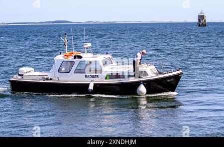 Tayport, Fife, Schottland, Großbritannien. 31. Juli 2024. Wetter in Großbritannien: Am letzten Tag im Juli gab es herrlich warme Sonne, die Temperaturen erreichten 22°C am Hafen von Tayport in Fife, Schottland. Die Einheimischen genießen einen Tag mit ihren Booten auf dem Tay River mit Blick auf die Broughty Ferry, Dundee im Hintergrund. Quelle: Dundee Photographics/Alamy Live News Stockfoto